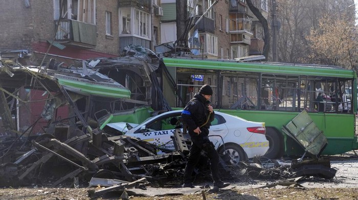 Rusia belum hentikan serangannya ke Kyiv, ibu kota Ukraina. Serangan itu membuat sejumlah bangunan rusak berat hingga menghancurkan kendaraan-kendaraan di sana.