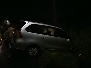 Penampakan Mobil ringsek Tertabrak KA Komuter di Pasuruan, Pengemudi Selamat