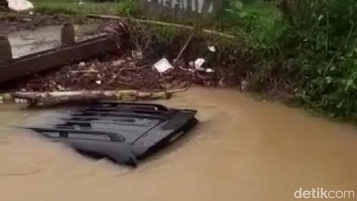 Penampakan SUV Nyemplung sungai di Cilacap.