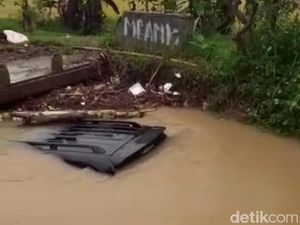 Hindari Genangan, SUV Oleng hingga Nyebur ke Kali Wates Cilacap