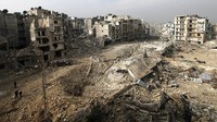 Aleppo timur ditutup, dengan hampir tidak ada pasokan yang masuk. Pemboman Rusia dan pemerintah menghancurkan segalanya, termasuk rumah sakit dan sekolah. Blok perumahan ditinggalkan dalam reruntuhan. (AP/Hassan Ammar)