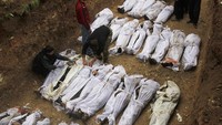 Korban senjata maut dikuburkan secara massal di Aleppo. Ketika perang dimulai, bagian distrik timur melawan pemerintah selama empat tahun, penuh dengan semangat revolusioner. Tetapi pengepungan selama hampir enam bulan membuat sebagian besar wilayah timur menjadi puing-puing kosong, populasinya tersebar atau mati. (AP/Abdullah al-Yassin)