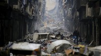 Dilansir AP, Selasa, 15 Maret 2022 menandai peringatan 11 tahun revolusi Suriah yang berubah menjadi perang saudara. Tahun ini, orang yang selamat menyaksikan dengan kaget saat orang Ukraina menghadapi kengerian yang sama seperti yang mereka alami. (AP/Hassan Ammar)