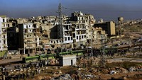 Pada akhir 2016, pasukan pemerintah Suriah telah menutup bagian timur Aleppo yang dikuasai pemberontak, dengan 270.000 orang di dalamnya, dan selama berbulan-bulan mereka dan pesawat tempur Rusia menghancurkannya menjadi puing-puing. (SANA via AP)