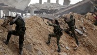 Di Ukraina, pengepungan serupa telah berlangsung selama hampir dua minggu di kota pelabuhan Mariupol, di mana puluhan ribu orang mencari makanan dan tempat berlindung di bawah pemboman Rusia. Ketakutannya adalah bahwa Presiden Rusia Vladimir Putin akan memperluas strategi pengepungan ala Suriah di seluruh Ukraina. (AP/Hassan Ammar)