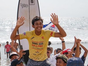 Keren! Peselancar Muda Asal Batukaras Sabet Juara 1 Liga Surfing Indonesia