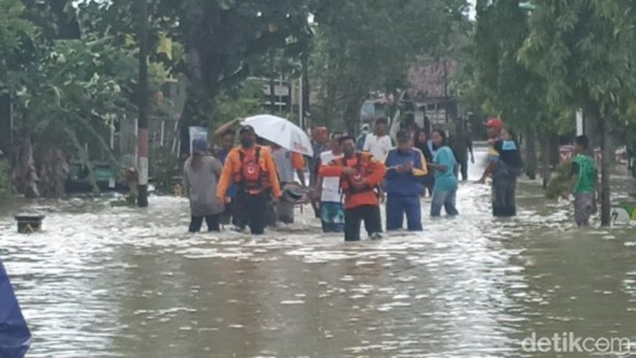 Petugas mengevakuasi Sarpan (77) yang dilaporkan sakit di saat banjir melanda di Desa Cingkrong, Kecamatan Purwodadi, Kabupaten Grobogan, Selasa (15/3/2022).