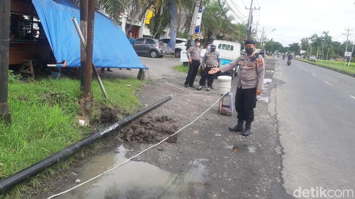 Petugas menunjukkan lokasi pekerja tersengat listrik di Sukoharjo.