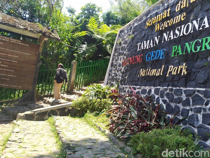 Pintu masuk Gunung Gede Pangrango via Cibodas.