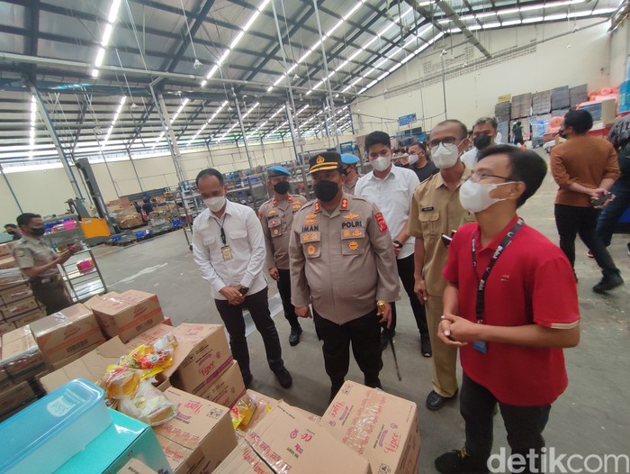Polisi sidak ke tiga gudang penyimpanan minyak goreng di Kabupaten Bogor untuk memastikan kelancaran distribusi ke masyarakat. (Rizky AM/detikcom)
