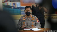 Atas laporan masyarakat, praktik pabrik oli palsu yang sudah empat tahun beroperasi ini terungkap.