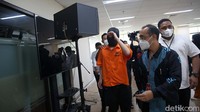 Tersangka menjual oli palsu dengan harga lebih murah dari pasaran. Oli Yamalube dijual Rp 25 ribu, Enduro Rp 20 ribu, dan Federal Oil Rp 30 ribu. Selama sepekan, pabrik oli palsu itu bisa menghasilkan 18 ribu botol oli.