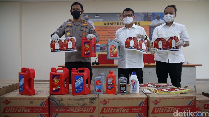Bareskrim Polri mengungkap kasus pembuatan oli palsu di Penjaringan, Jakarta Utara. Puluhan kardus oli palsu berbagai merk diamankan.