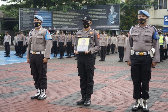 Polres Metro Bekasi memecat secara tidak hormat seorang anggota polisi berinisial Brigadir AY karena terjerat kasus narkoba. (dok Polres Metro Bekasi)