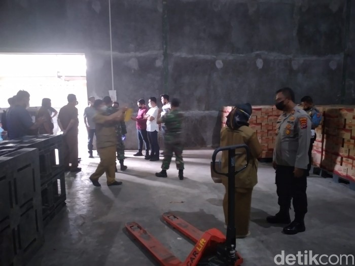 Polres Serang dan Pemkot Serang sidak ke beberapa distributor minyak goreng di Serang. Mereka meminta para distributor tak menimbun minyak goreng di gudang. (Bahtiar R/detikcom)