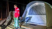 Presiden bersama sejumlah menteri dan lima gubernur di Pulau Kalimantan bermalam di lokasi titik nol IKN Nusantara. Ada Menteri PUPR Basuki Hadimuljono, Ketua MPR Bambang Soesatyo, Menteri BUMN Erick Thohir, dan Seskab Pramono Anung saat bermalam di titik nol Ibu Kota Negara (IKN) Nusantara, Kecamatan Sepaku, Penajam Paser Utara, Kalimantan Timur, Senin (14/3/2022). 
