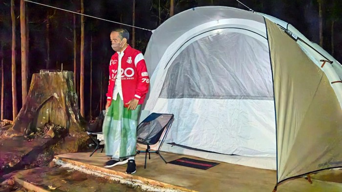 Presiden Joko Widodo (kanan) mengenaan sarung berwarna hijau dan jaket merah bertuliskan G20 saat bermalam di titik nol Ibu Kota Negara (IKN) Nusantara, Kecamatan Sepaku, Penajam Paser Utara, Kalimantan Timur, Senin (14/3/2022). Presiden bersama sejumlah menteri dan lima gubernur di Pulau Kalimantan bermalam di lokasi titik nol IKN Nusantara.
