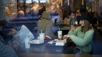 Dalam suatu daftar yang diulas oleh The Post, seorang penjual menjajakan pai ceri McDonalds dengan harga 104.000 rubel atau lebih dari Rp 11 juta. Untuk kumpulan saus, beberapa penjual rela melepasnya dengan harga 50 ribu rubel atau Rp 5,2 juta.