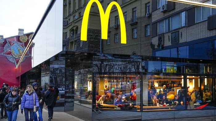Rame-rame Warga di Rusia Serbu McDonald's Jelang Penutupan People line up at a McDonald's restaurant during its last working day in St. Petersburg, Russia, Monday, March 14, 2022. (AP Photo)