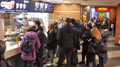 McD di Rusia Bakal Tutup, Warga Antre Beli untuk Terakhir Kali