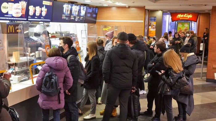 Rame-rame Warga di Rusia Serbu McDonald's Jelang Penutupan People line up at a McDonald's restaurant during its last working day in St. Petersburg, Russia, Monday, March 14, 2022. (AP Photo)