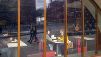 Tembok Kremlin dan Museum Sejarah tercermin di jendela restoran McDonalds pada hari kerja terakhirnya di Manezhnaya Square di Moskow, Rusia.