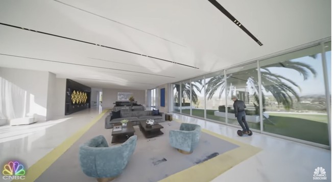 Dari pintu depan, untuk berkeliling rumah super luas dan mewah ini, pembawa acara CNBC Prime sampai harus menggunakan segway. Lihat saja ruang tamu di The One, sangat luas bak lobi hotel bintang lima. Foto: Dok. YouTube CNBC Prime