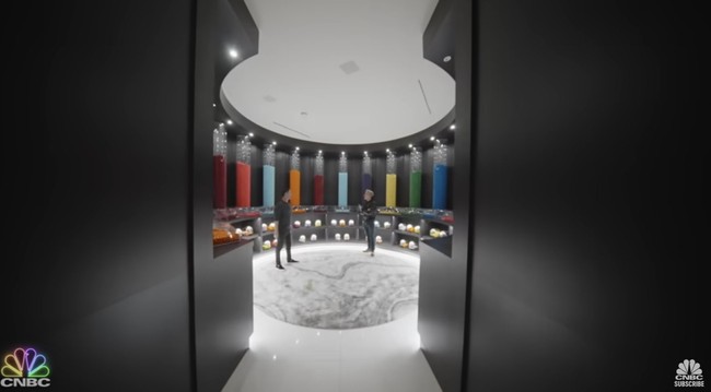 Ingin memanjakan tamu-tamu kecil, rumah ini memiliki ruangan khusus permen. Ruangan ini bak di toko permen. Foto: Dok. YouTube CNBC Prime