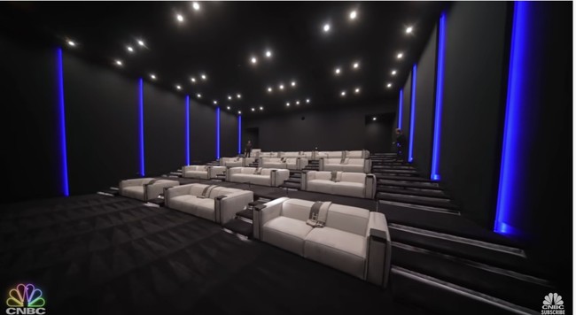 Ada bioskop pribadi berkapasitas 40 kursi. Penghuni bisa bebas mengajak teman atau kolega menonton di rumah. Foto: Dok. YouTube CNBC Prime