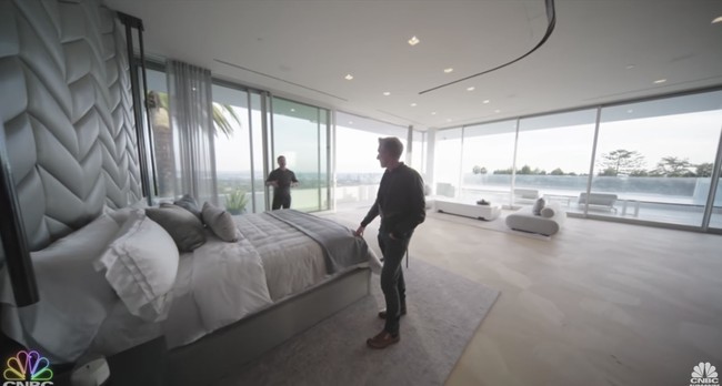 Rumah yang dilengkapi lift ini memiliki 21 kamar tidur. Kamar tidur utama di rumah ini memiliki dua kamar mandi, satu untuk suami dan satu untuk istri. Begitu juga ruangan gantinya yang menyimpan berbagai baju, tas dan sepatu. Foto: Dok. YouTube CNBC Prime
