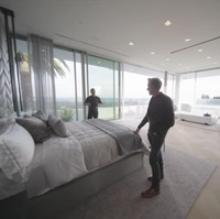 Rumah yang dilengkapi lift ini memiliki 21 kamar tidur. Kamar tidur utama di rumah ini memiliki dua kamar mandi, satu untuk suami dan satu untuk istri. Begitu juga ruangan gantinya yang menyimpan berbagai baju, tas dan sepatu. Foto: Dok. YouTube CNBC Prime