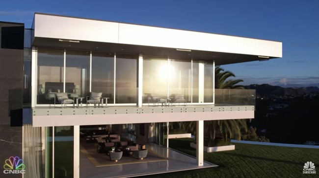 Menurut CNBC rumah mewah ini dijual di lelang akibat kebangkrutan pemiliknya. Rumah yang awalnya dihargai US$ 295.000.000 itu kini dilelang US$ 141.000.000. Foto: Dok. YouTube CNBC Prime