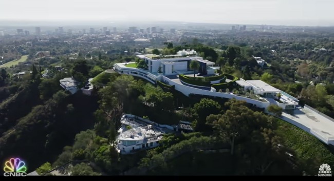 CNBC Prime melaporkan rumah dengan nama The One ini merupakan huniah termahal dan terluas di Amerika Serikat. Rumah ini berada di kawasan tertinggi Bel Air, Los Angeles. Rumah memiliki luas 105.000 meter kaki atau sekitar 9.755 m2. Rumah ini awalnya dijual seharga US$ 295 juta atau sekitar Rp 4,2 triliun.Foto: Dok. YouTube CNBC Prime