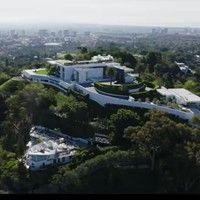 CNBC Prime melaporkan rumah dengan nama The One ini merupakan huniah termahal dan terluas di Amerika Serikat. Rumah ini berada di kawasan tertinggi Bel Air, Los Angeles. Rumah memiliki luas 105.000 meter kaki atau sekitar 9.755 m2. Rumah ini awalnya dijual seharga US$ 295 juta atau sekitar Rp 4,2 triliun.Foto: Dok. YouTube CNBC Prime