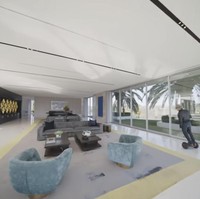 Dari pintu depan, untuk berkeliling rumah super luas dan mewah ini, pembawa acara CNBC Prime sampai harus menggunakan segway. Lihat saja ruang tamu di The One, sangat luas bak lobi hotel bintang lima. Foto: Dok. YouTube CNBC Prime