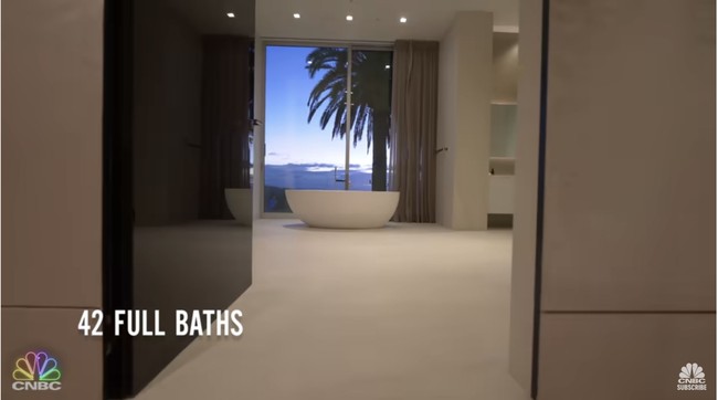 Kamar mandi di rumah ini jumlahnya mencapai 42 ruangan. Dan inilah kamar mandi di kamar tidur utama. Bathub di dekat jendela menghadap ke pemandangan mahal kawasan perumahan mewah Los Angeles. Foto: Dok. YouTube CNBC Prime