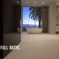 Kamar mandi di rumah ini jumlahnya mencapai 42 ruangan. Dan inilah kamar mandi di kamar tidur utama. Bathub di dekat jendela menghadap ke pemandangan mahal kawasan perumahan mewah Los Angeles. Foto: Dok. YouTube CNBC Prime