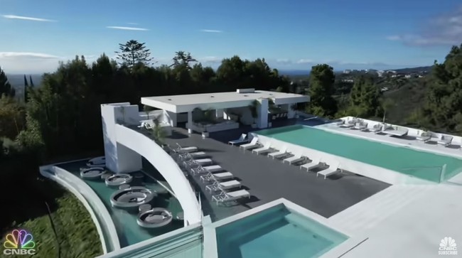 Dan inilah area kolam renang outdoor yang super mewah. Foto: Dok. YouTube CNBC Prime