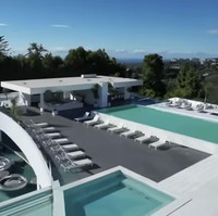 Dan inilah area kolam renang outdoor yang super mewah. Foto: Dok. YouTube CNBC Prime