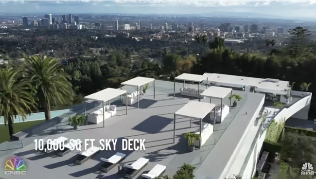 Rooftop rumah ini menjadi area terbaik untuk menikmati sunrise dan sunset. Dari bagian tertinggi rumah ini bisa melihat pemandangan Samudera Pasifik, downtown Los Angeles dan pegunungan San Gabriel. Foto: Dok. YouTube CNBC Prime