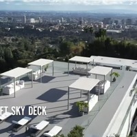 Rooftop rumah ini menjadi area terbaik untuk menikmati sunrise dan sunset. Dari bagian tertinggi rumah ini bisa melihat pemandangan Samudera Pasifik, downtown Los Angeles dan pegunungan San Gabriel. Foto: Dok. YouTube CNBC Prime