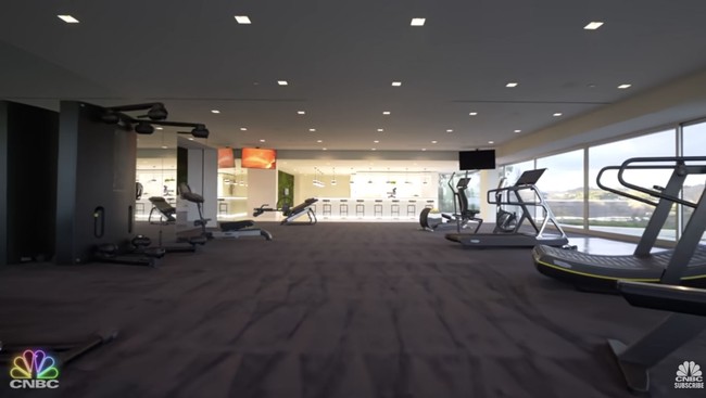 Fasilitas olahraga di rumah ini pastinya juga lengkap. Selain memiliki area lari khusus, rumah juga dilengkapi pusat kebugaran yang super luas. Foto: Dok. YouTube CNBC Prime
