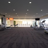 Fasilitas olahraga di rumah ini pastinya juga lengkap. Selain memiliki area lari khusus, rumah juga dilengkapi pusat kebugaran yang super luas. Foto: Dok. YouTube CNBC Prime