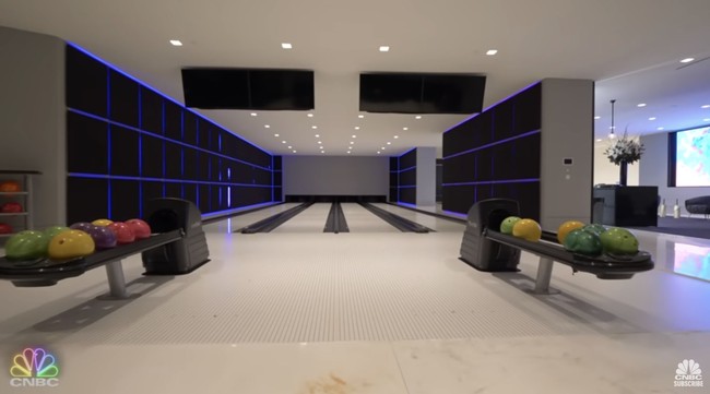 Tidak perlu keluar rumah untuk main bowling, karena The One memiliki ruangan bermain bowling yang luas. Foto: Dok. YouTube CNBC Prime