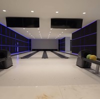 Tidak perlu keluar rumah untuk main bowling, karena The One memiliki ruangan bermain bowling yang luas. Foto: Dok. YouTube CNBC Prime