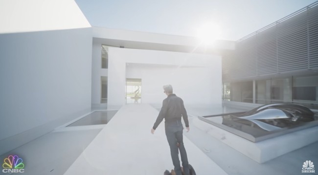 Inilah pintu depan rumah The One. Desainnya dibuat super minimalis dan tak terlihat ada pintu di area ini. Rumah The One dibangun selama 10 tahun oleh Nile Niami, produser film Hollywood yang kerap mendirikan properti mewah di Beverly Hills dan Bel Air untuk dijual kembali. Foto: Dok. YouTube CNBC Prime