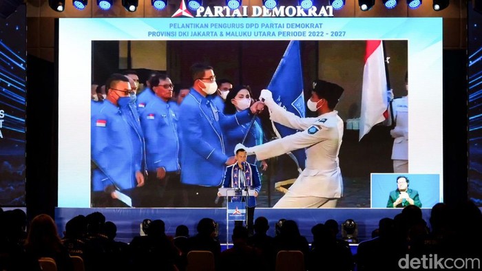 Saat Anies Baswedan Foto Bareng Pengurus Demokrat DKI Jakarta Pengurus DPD PD DKI Jakarta dikukuhkan Ketum PD Agus Harimurti Yudhoyono (AHY). Gubernur DKI Anies Baswedan diajak foto bersama pengurus PD setelahnya.