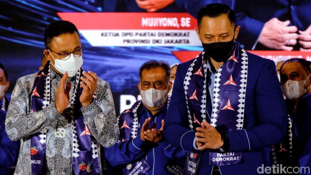 Pengurus DPD PD DKI Jakarta dikukuhkan Ketum PD Agus Harimurti Yudhoyono (AHY). Gubernur DKI Anies Baswedan diajak foto bersama pengurus PD setelahnya.