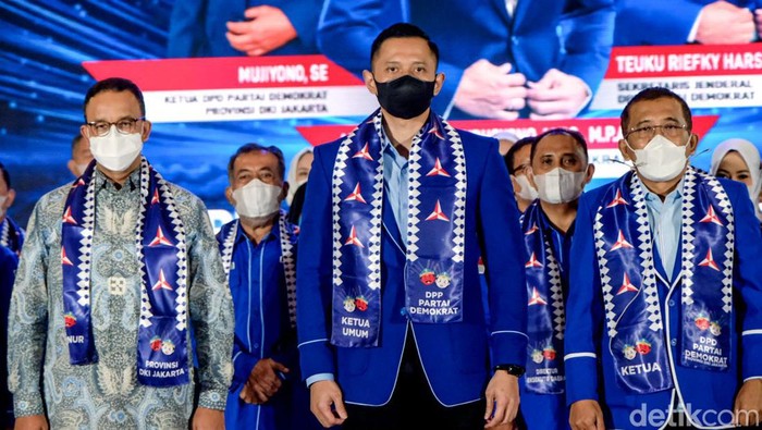 Saat Anies Baswedan Foto Bareng Pengurus Demokrat DKI Jakarta Pengurus DPD PD DKI Jakarta dikukuhkan Ketum PD Agus Harimurti Yudhoyono (AHY). Gubernur DKI Anies Baswedan diajak foto bersama pengurus PD setelahnya.