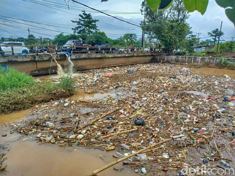 Sampah menumpuk di bawah jembatan Sungai Cisangkuy.